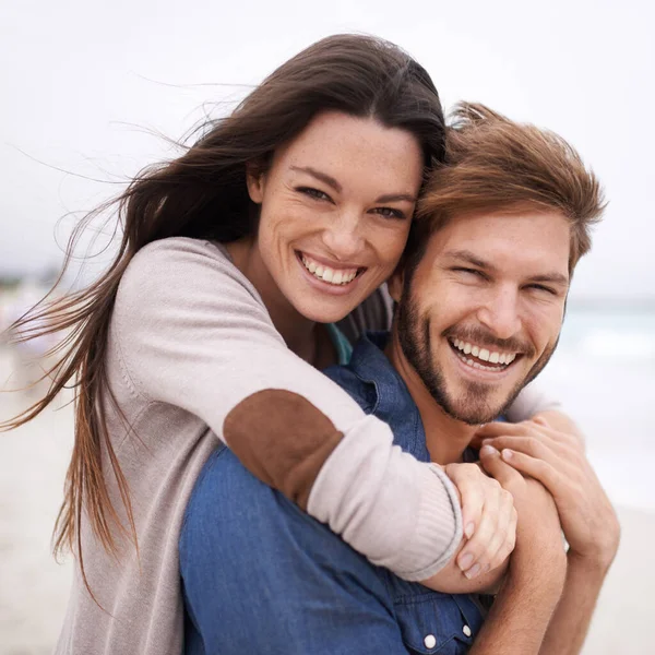 在海滩上 情侣们的背影 爱情和肖像 在户外拥抱和欢笑 为旅行 度假或去墨西哥旅行 拥抱和快乐的男人和女人在一起 — 图库照片