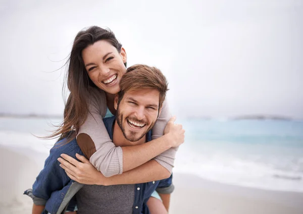 ビーチでのカップルの愛 ピギーバックと肖像画 抱擁と笑いながら 屋外で結合 自由または休暇 休日やフロリダ旅行のための海で女性と顔 抱擁し 幸せな男 — ストック写真