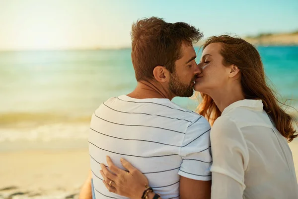 Küsse Sich Einen Sommertraum Erfüllen Ein Junges Paar Küsst Sich — Stockfoto