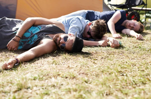Részeg Alvás Másnaposság Partizó Emberek Kemping Parkban Zenei Fesztiválon Alkohollal — Stock Fotó