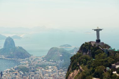 Brezilya, turizm, gezi ve turizm için tepedeki İsa Anıtı ve Anıtı. Seyahat, Rio de Janeiro ve dağdaki heykel, heykel ve şehir simgesi İHA manzarası.