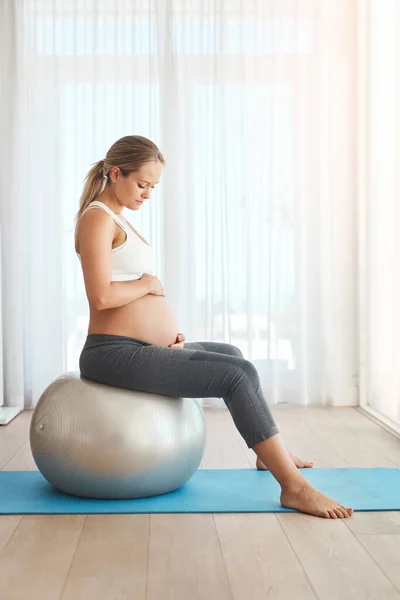 Hafif Egzersizden Hoşlandın Evde Egzersiz Topuyla Çalışan Hamile Bir Kadın — Stok fotoğraf