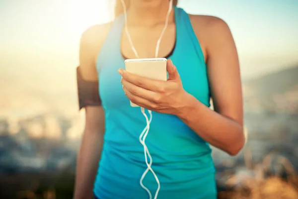 Список Відтворення Молода Жінка Слухає Музику Під Час Пробіжки — стокове фото