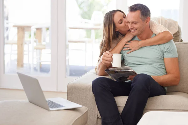 Newspaper Hug Happy Couple Sofa Love Kiss Affection Home Relaxing — Stock Photo, Image