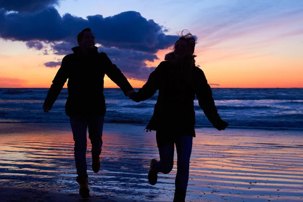 Tramonto Silhouette Coppia Che Corrono Spiaggia Data Romantica Vacanza Vacanza — Foto Stock