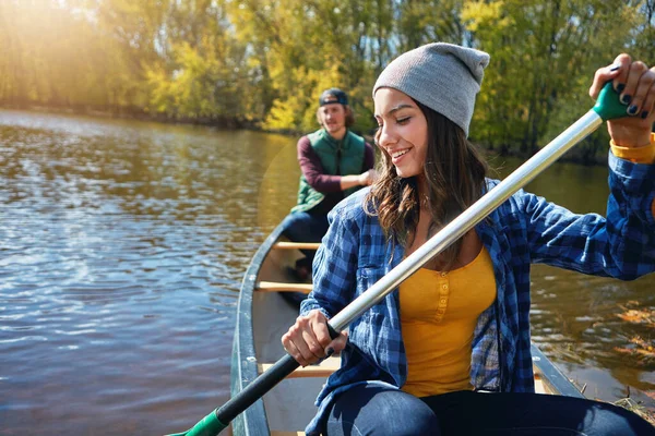 커플로서 새로운걸 시도해 호수에서 카누를 — 스톡 사진