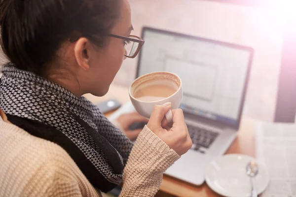 Kawa Kobieta Laptop Zdalnej Pracy Kawiarni Lub Kawiarni Tworzenie Sieci — Zdjęcie stockowe