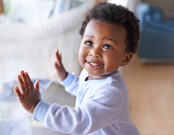 Szczęśliwy Czarny Chłopiec Rozwój Dzieciństwa Dziecko Uśmiechem Stojące Przy Oknie — Zdjęcie stockowe
