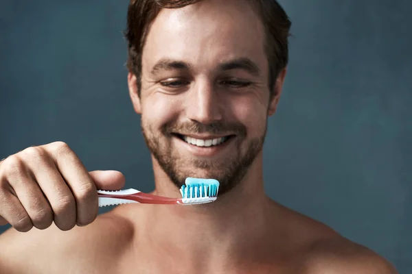 Sorrisos Saudáveis São Sorrisos Mais Felizes Jovem Bonito Escovando Dentes — Fotografia de Stock