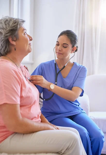 Haal Diep Adem Een Verpleegster Die Een Senior Patiënt Onderzoekt — Stockfoto