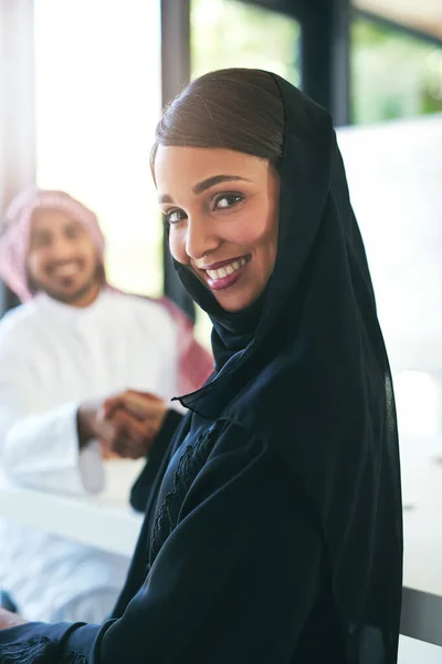 Így Kell Megkötni Egy Üzletet Egy Fiatal Muszlim Üzletasszony Portréja — Stock Fotó
