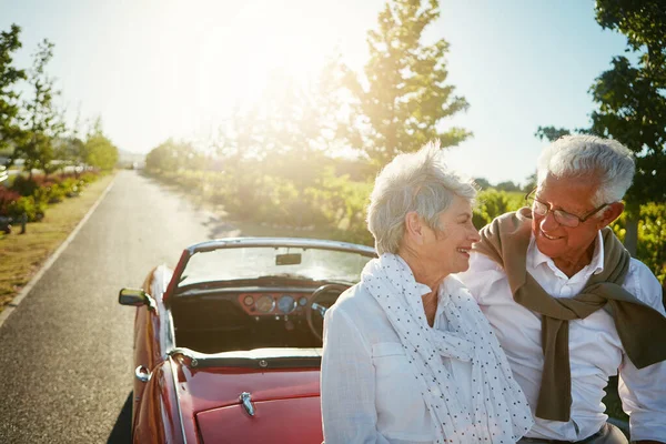 Pensionering Rätt Tid Att Njuta Livet Ett Seniorpar Bilresa — Stockfoto