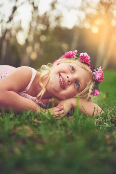 Μικρή Μου Πασχαλίτσα Ένα Χαρούμενο Κοριτσάκι Που Κοιτάζει Την Κάμερα — Φωτογραφία Αρχείου