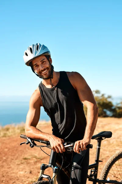 자전거는 산악자전거를 잘생긴 자전거 선수의 사진을 — 스톡 사진