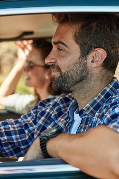 Fokuserad Vägen Framåt Ett Kärleksfullt Par Njuter Sommar Roadtrip — Stockfoto