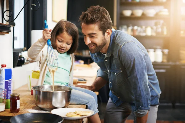 Cuisiner Sourire Père Avec Fille Dans Cuisine Pour Les Crêpes — Photo