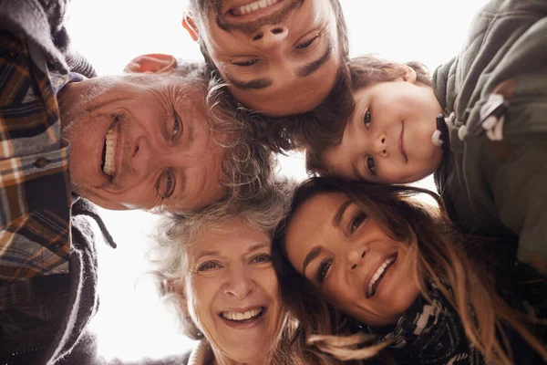 笑顔と幸せな家族の下の肖像画一緒に屋外の休暇や休日の感情を興奮した 愛とケアのための子供や子供とサークルの祖父母 幸福と両親 — ストック写真