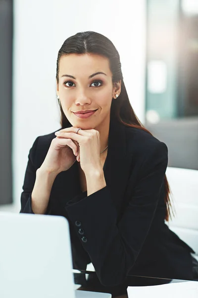 Znajdź Pracę Która Cię Uszczęśliwi Portret Młodej Bizneswoman Pracującej Laptopem — Zdjęcie stockowe