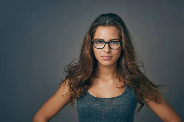 Defina Fácilmente Captura Estudio Una Atractiva Joven Con Gafas —  Fotos de Stock