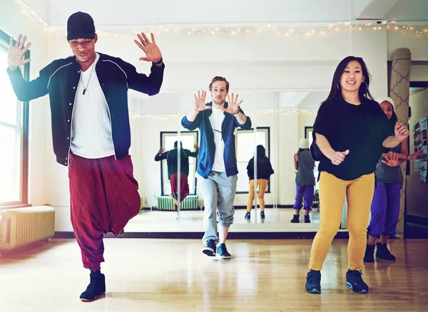Antrenmandan Daha Iyi Bir Eğitmen Yok Stüdyoda Birlikte Dans Eden — Stok fotoğraf