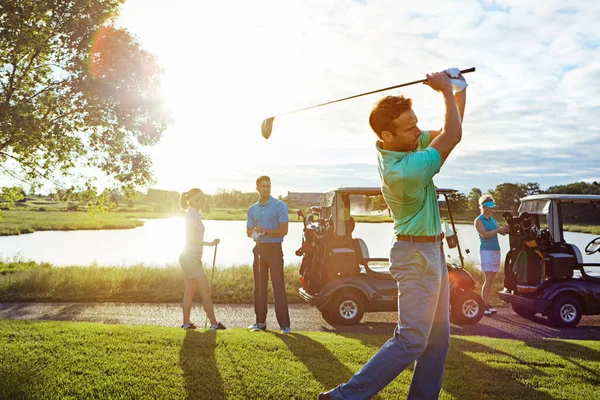 彼の練習は報われた 友達とゴルフをしている男が — ストック写真