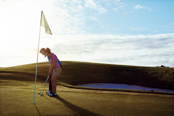 Aşka Bir Şans Vermek Golf Oynayan Bir Çift — Stok fotoğraf