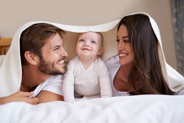 Familia Feliz Padres Bebé Con Manta Cama Para Amor Cuidado — Foto de Stock
