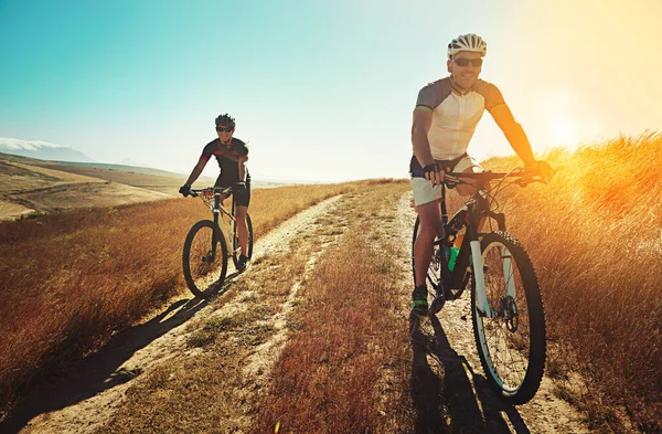 Güne Dağ Bisikleti Ile Başla Bisikletçi Kırsalda Bisiklet Sürüyor — Stok fotoğraf