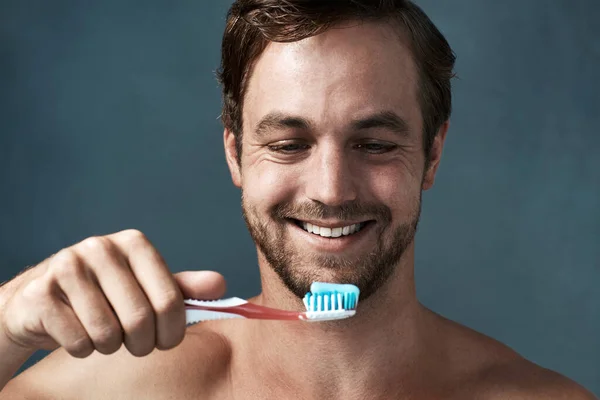 Musíš Pořád Usmívat Pohledný Mladý Muž Čistí Své Zuby Šedém — Stock fotografie