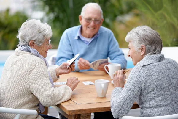 Πόκερ Χαμόγελο Και Ανώτερη Ομάδα Συνταξιοδότηση Υπαίθρια Και Χαρούμενα Μαζί — Φωτογραφία Αρχείου