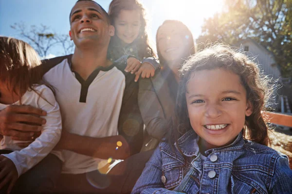 家族の絆は最高の絆です 幸せな家族が屋外で一緒に過ごす時間の肖像 — ストック写真