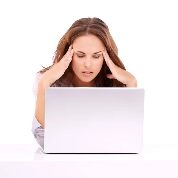 头痛和女性在笔记本电脑上被隔离在透明 刺痛的背景下 导致偏头痛 倦怠或愤怒 大脑迷茫 问题或混乱的商人推拿庙宇 在电脑上受挫 免版税图库图片