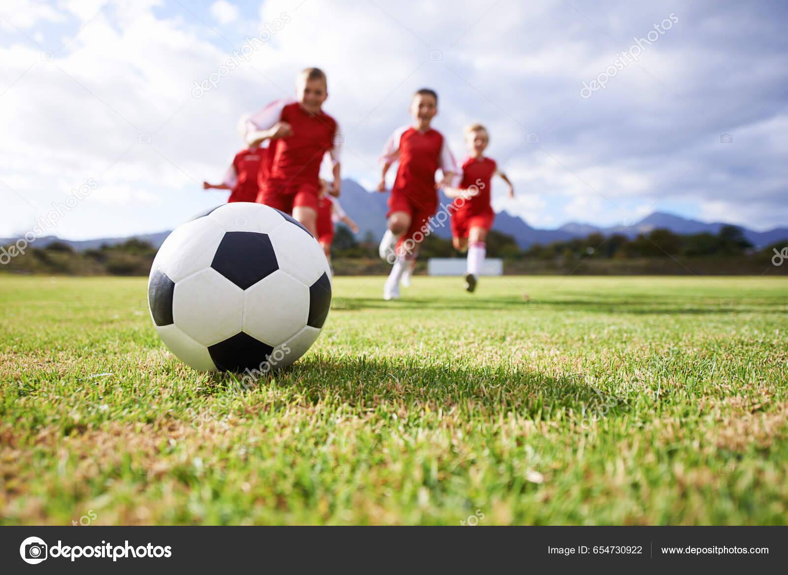 Gros Plan Sur L'herbe Et L'entraînement Des Enfants De Football