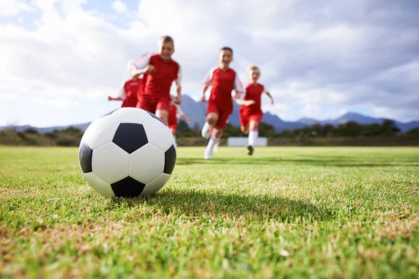 Löpning Lagarbete Och Sport Med Barn Och Fotboll Plan För — Stockfoto
