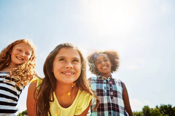 Сонячне Сяйво Робить Розваги Часи Група Різноманітних Щасливих Дітей Висять — стокове фото