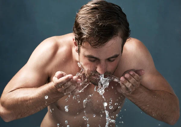 Αληθινοί Άντρες Φροντίζουν Δέρμα Τους Ένας Νεαρός Άνδρας Πλένει Πρόσωπό — Φωτογραφία Αρχείου