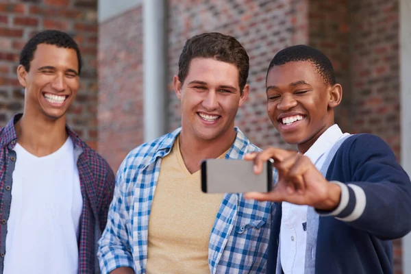 Przechwytuje Wspomnienia College Grupa Studentów Uniwersytetu Robiących Selfie Kampusie — Zdjęcie stockowe