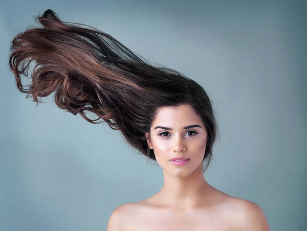 Твои Волосы Должны Выделить Тебя Студийный Снимок Красивой Молодой Женщины — стоковое фото