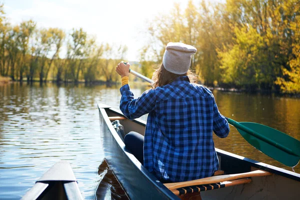 湖を呼び出していると私は行かなければならない 湖でカヌーを楽しむ若い女性が — ストック写真