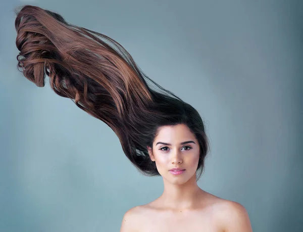 Vlasy Které Nezklame Studio Záběr Krásné Mladé Ženy Pózující Šedém — Stock fotografie