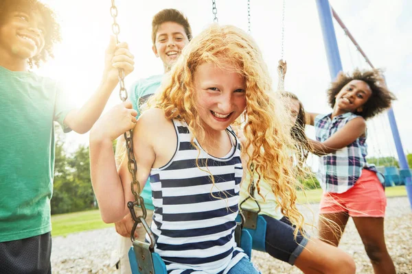 Barátaim Tudják Hogy Nevettessenek Meg Parkban Együtt Játszó Kisgyerekek Portréja — Stock Fotó