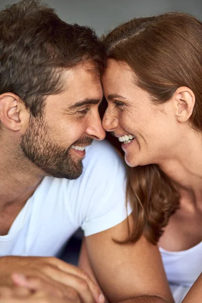 Kau Adalah Hidupku Pasangan Muda Yang Bahagia Berbagi Saat Kasih — Stok Foto