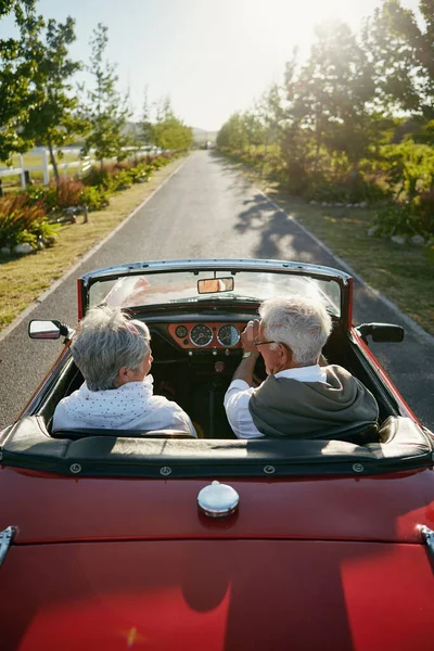 退職はあなたが聞いたことがあるより楽しいです 道路の旅に出る老夫婦は — ストック写真