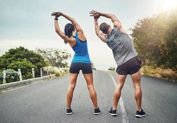 Rozciąganie Doskonałej Kolejności Nierozpoznawalna Para Trenująca Maratonu Świeżym Powietrzu — Zdjęcie stockowe