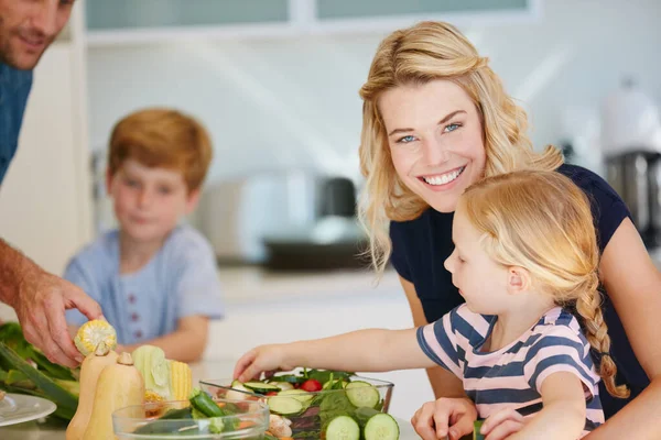 Koken Met Familie Portret Van Een Moeder Die Samen Met — Stockfoto