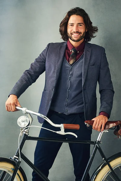 私の車のように スタジオポートレートのスタイルの服を着たハンサムな若い男とともに彼の自転車 — ストック写真
