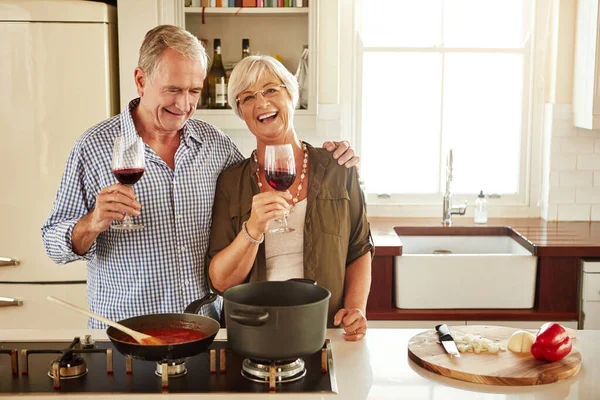 Felicidade Cozinhar Com Vinho Casal Sênior Desfrutando Copo Vinho Enquanto — Fotografia de Stock