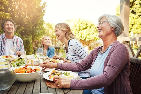 Good Wholesome Fun Family Family Eating Lunch Together Outdoors — Stock Photo, Image