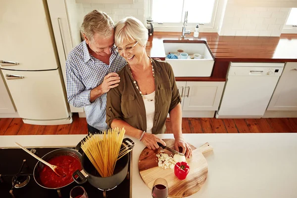 Bak Wat Liefde Een Koppel Koken Een Maaltijd Samen Thuis — Stockfoto