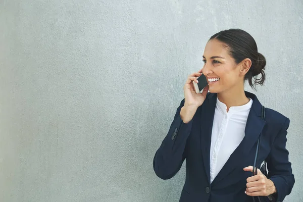 Невдовзі Побачимося Молода Бізнес Леді Використовуючи Свій Телефон Стоячи Сірій — стокове фото
